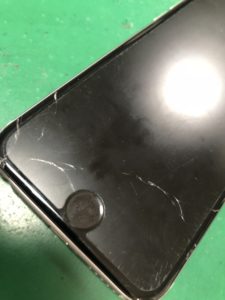 葛西でiPhoneの画面ひび割れ修理