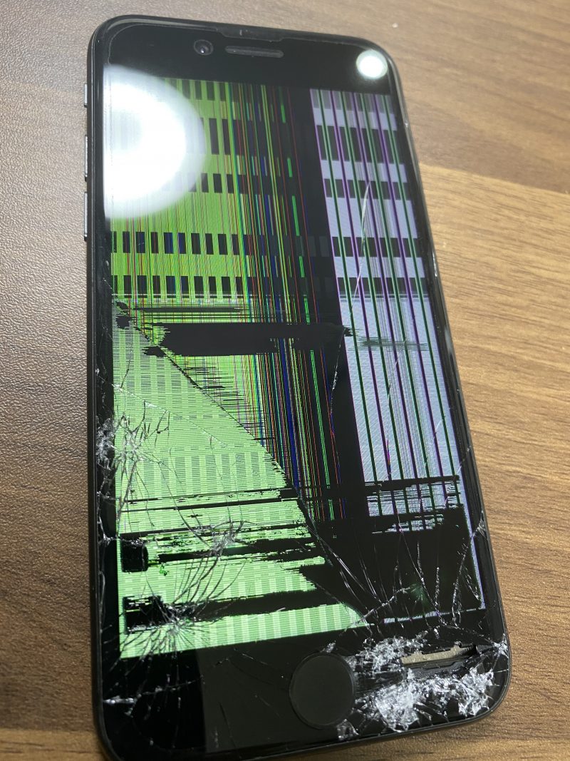 Iphone8 液晶 バキバキ 修理 穴があいて触れるだけでも刺さるガラスもつるつるピカピカに修復