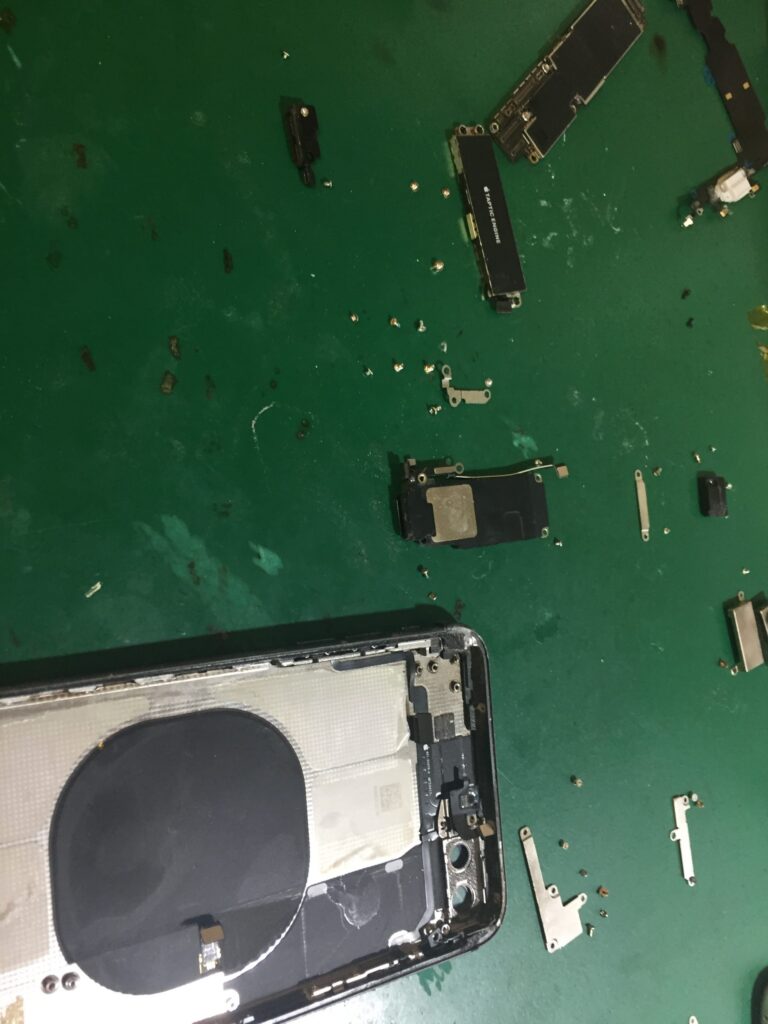 iPhone8plus 充電口の修理となります