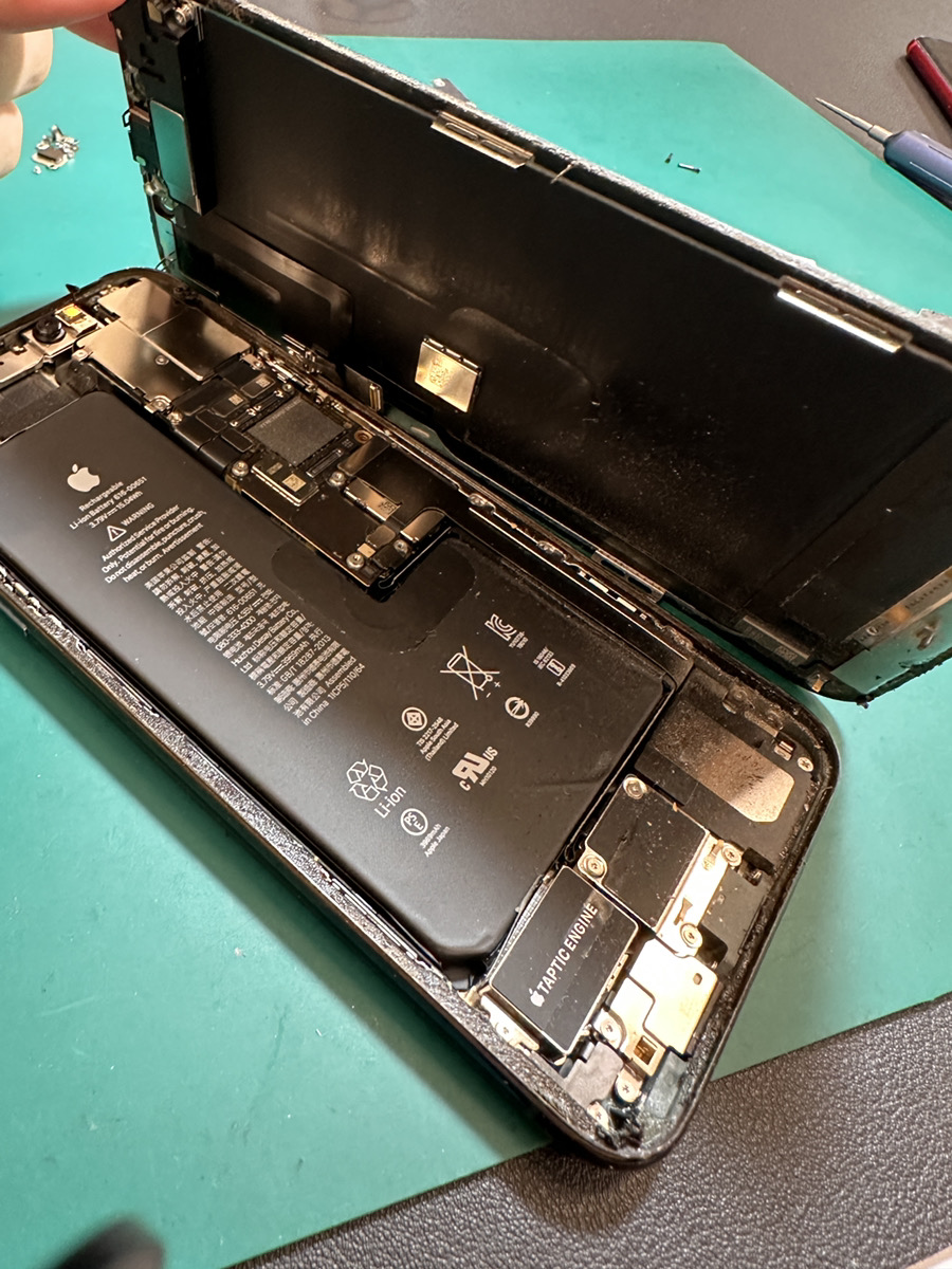 浦和原山店：iPhone11ProMaxの重度画面割れを約20分で修理致しました！