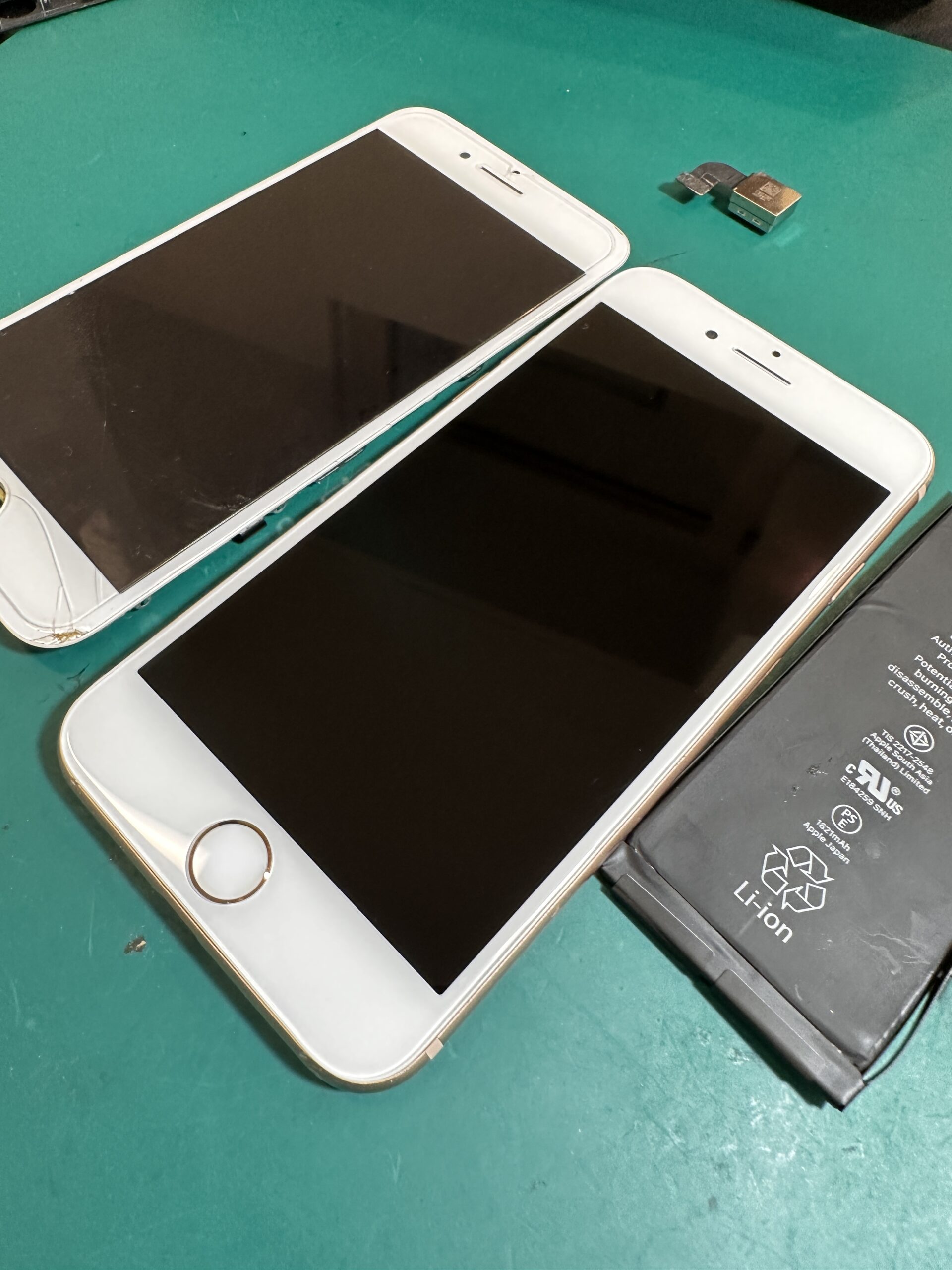 浦和原山店:iPhone8バッテリー・ガラス交換・カメラ交換修理をさせて頂きました！