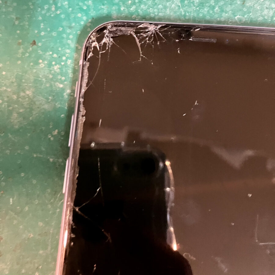 静岡店:iPhone11液晶割れ修理！