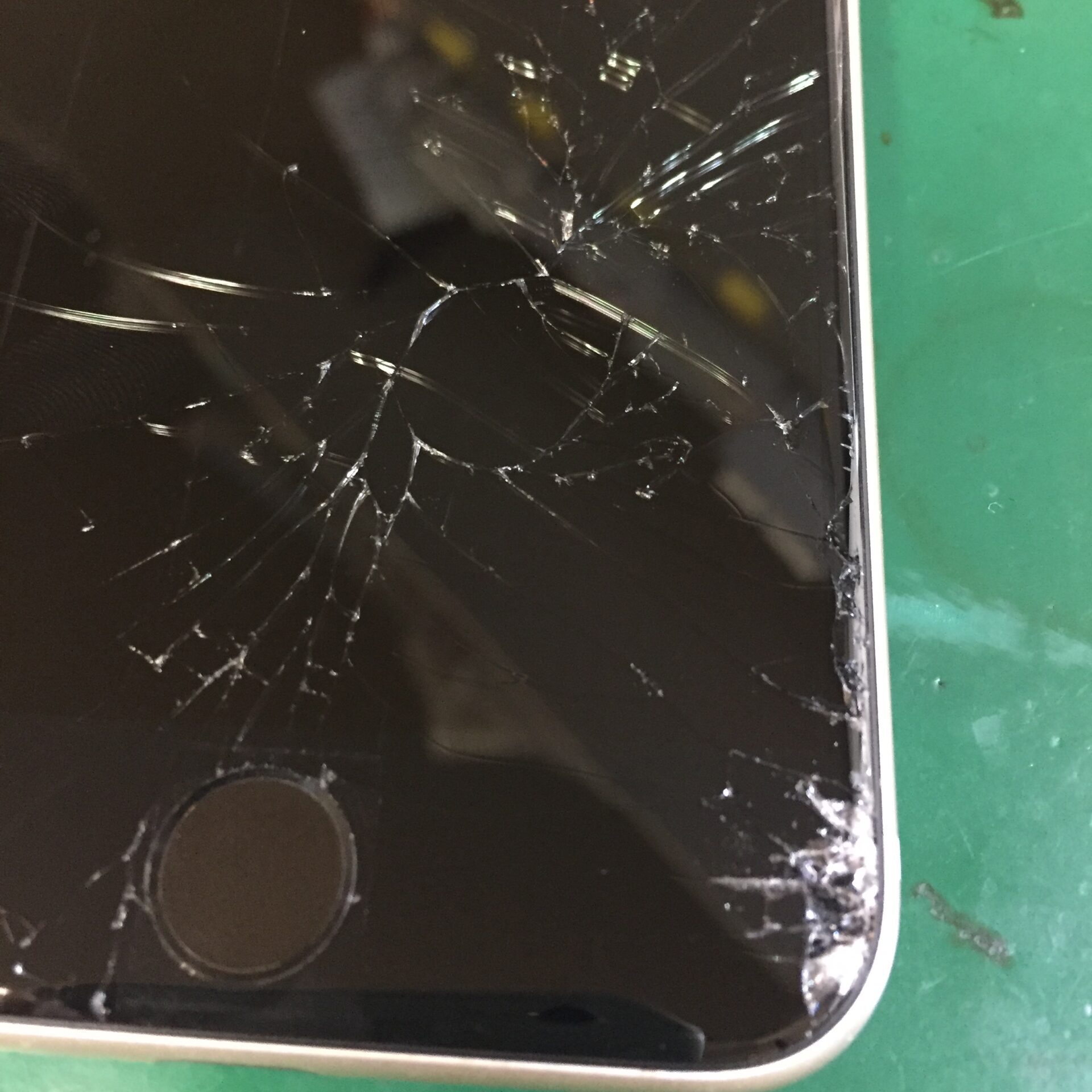 静岡店：iPhoneSE3世代画面修理致しました！