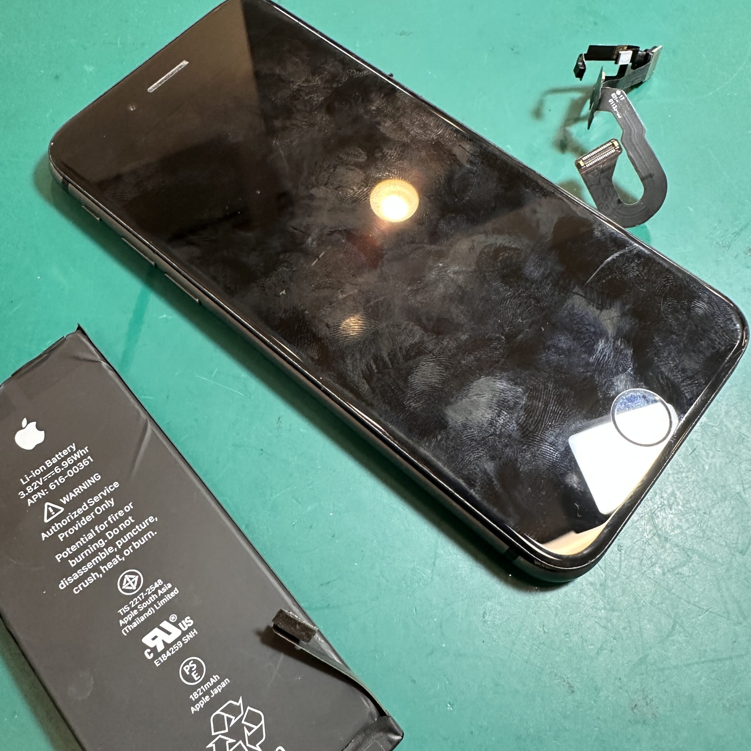 浦和店：iPhone8のインカメラ交換とバッテリー交換を致しました！