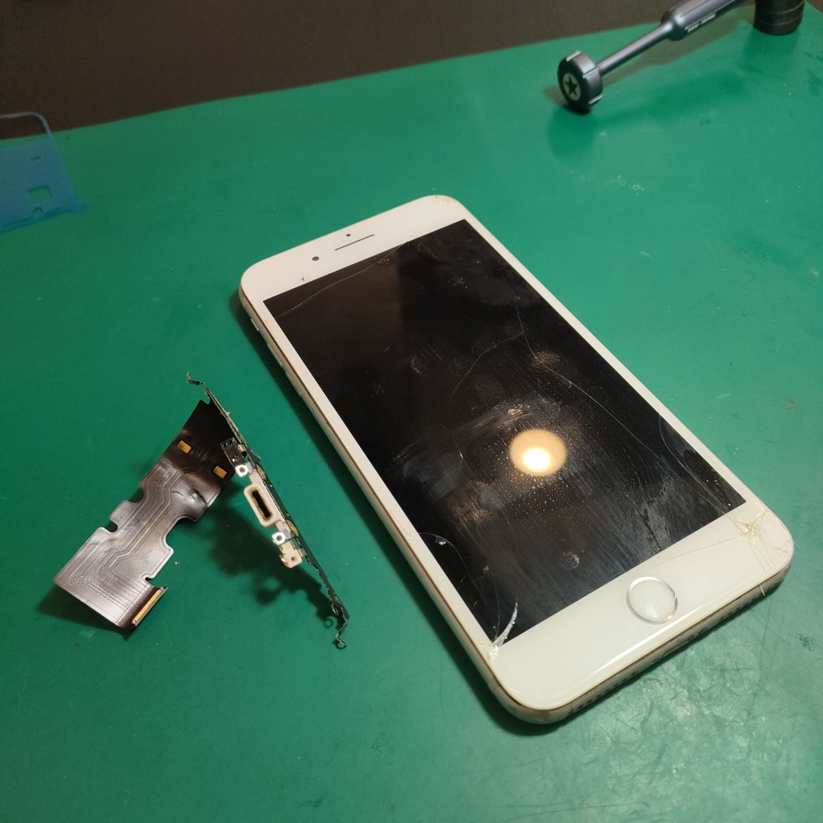 浦和店：iPhone8Plus　充電口交換と画面交換をさせて頂きました！