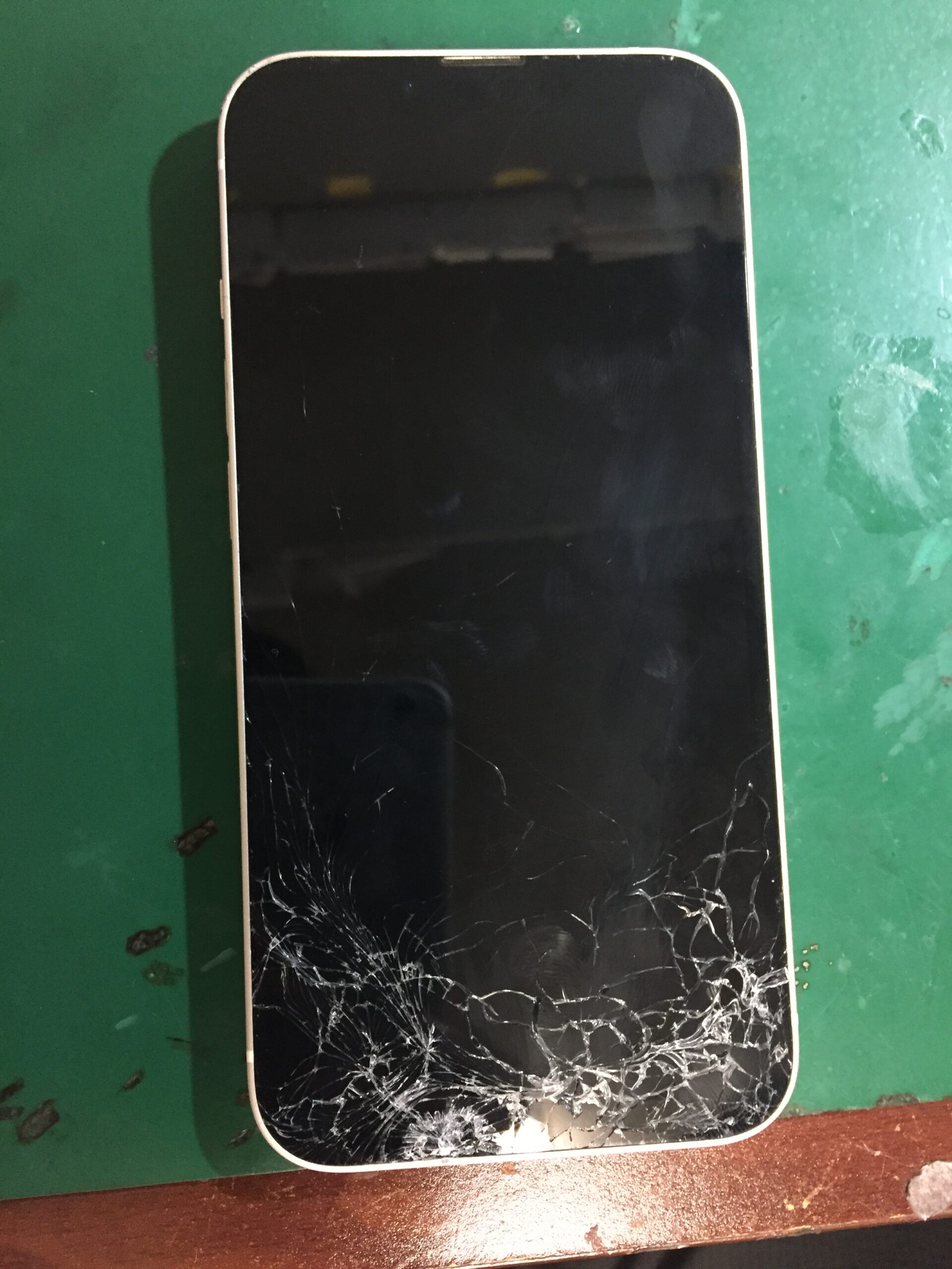静岡店:iPhone13の液晶割れを交換修理！