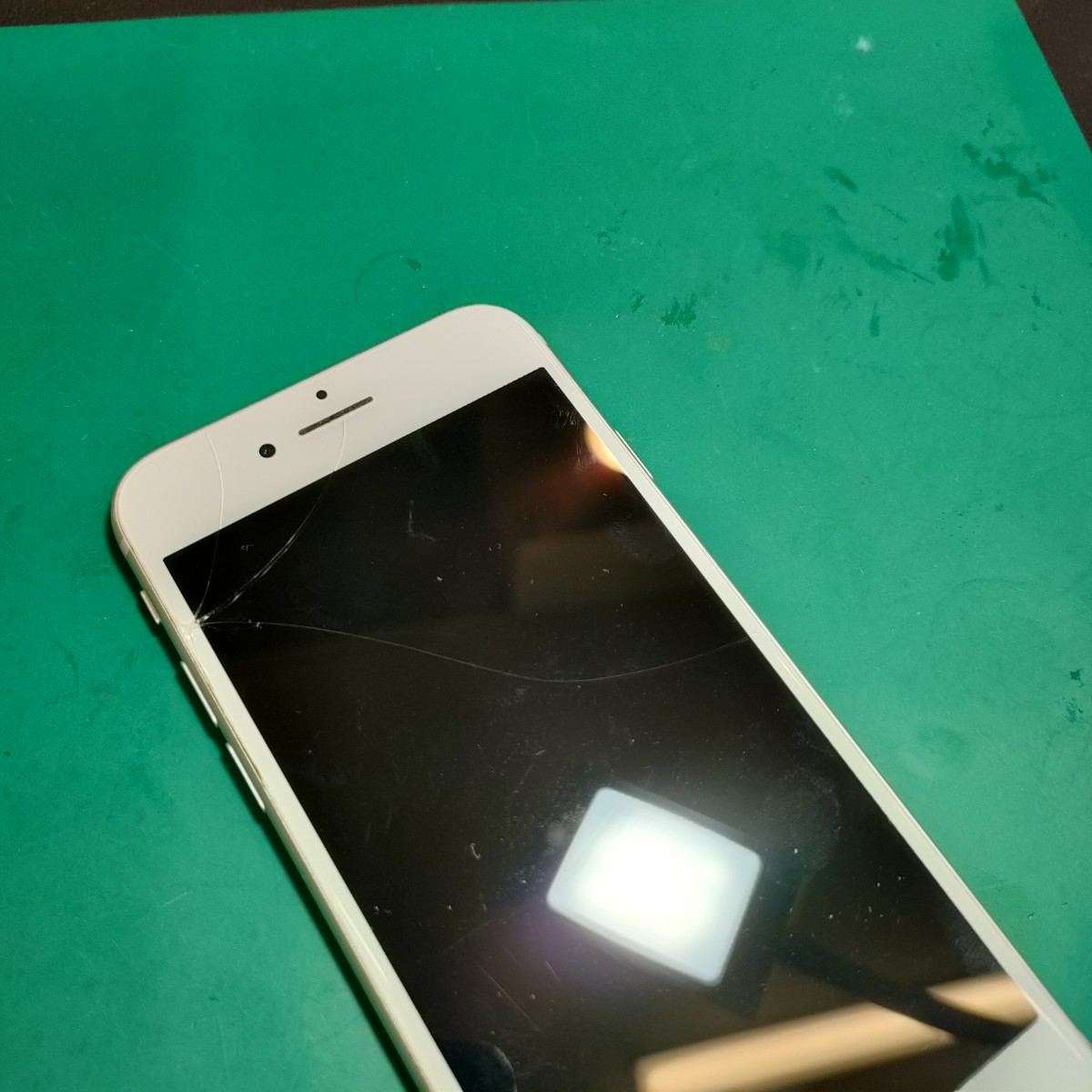 浦和店：iPhone8の画面割れ修理をいたしました！