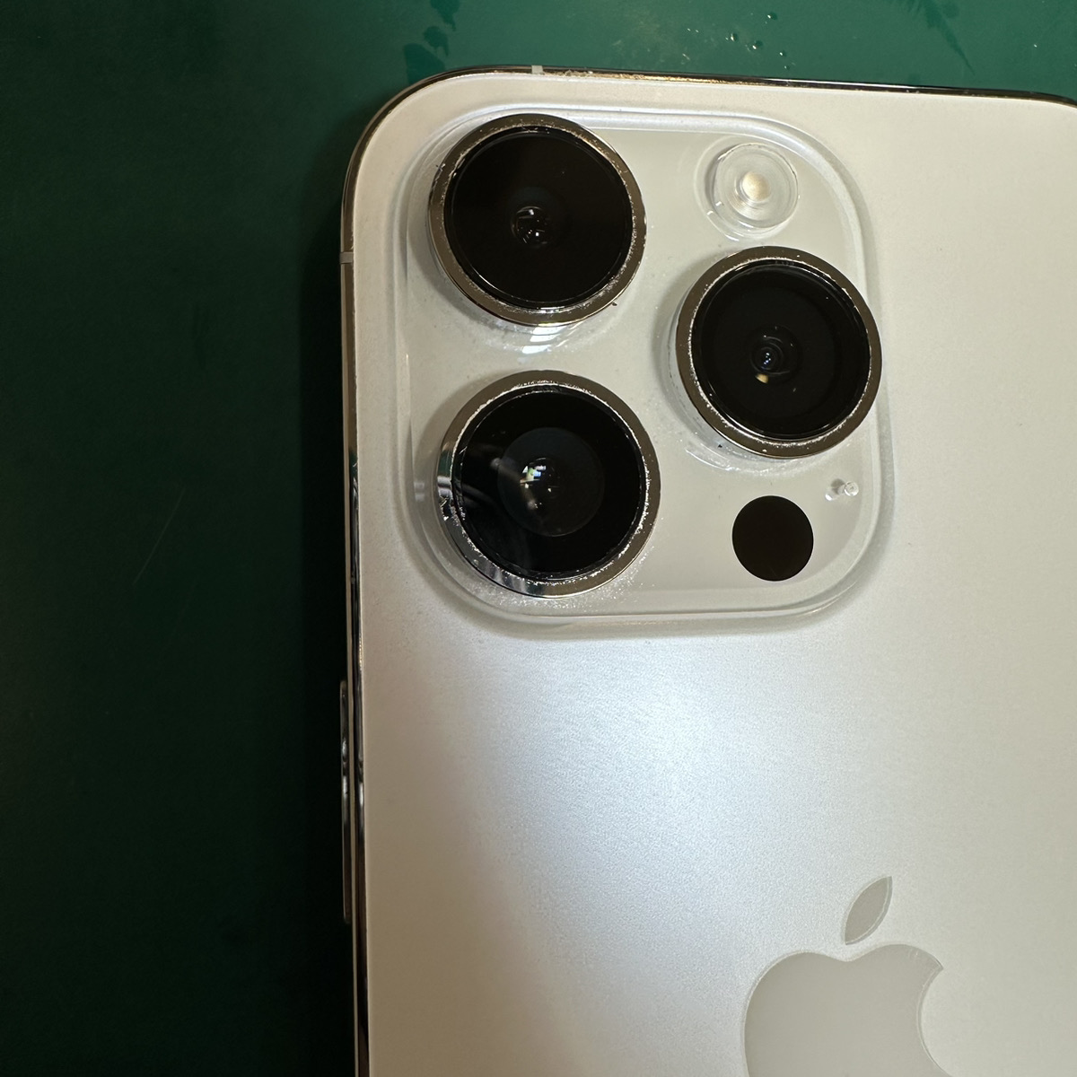 浦和店：iPhone14Pro カメラレンズ割れ 修理50分8,580円！