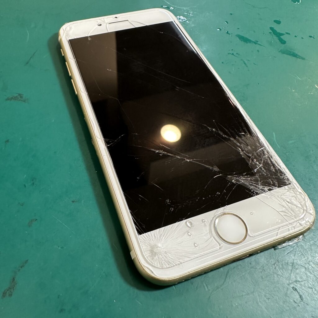 iPhone 7、画面がひび割れ、欠損、変色、修理