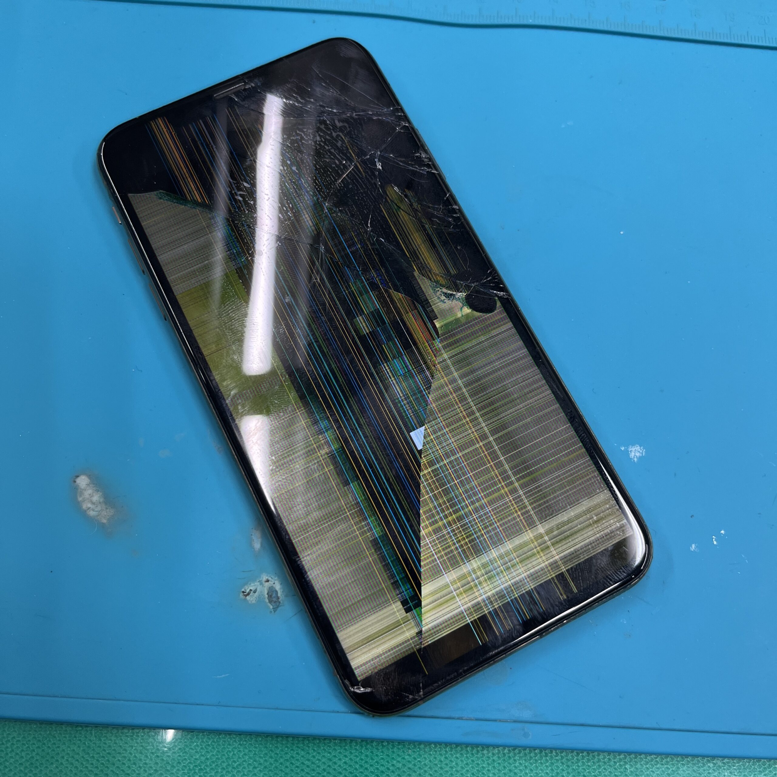 成東店：iPhone XS Maxの重度画面交換とバッテリー交換、16,060円で迅速対応！山武郡よりお越しのお客様