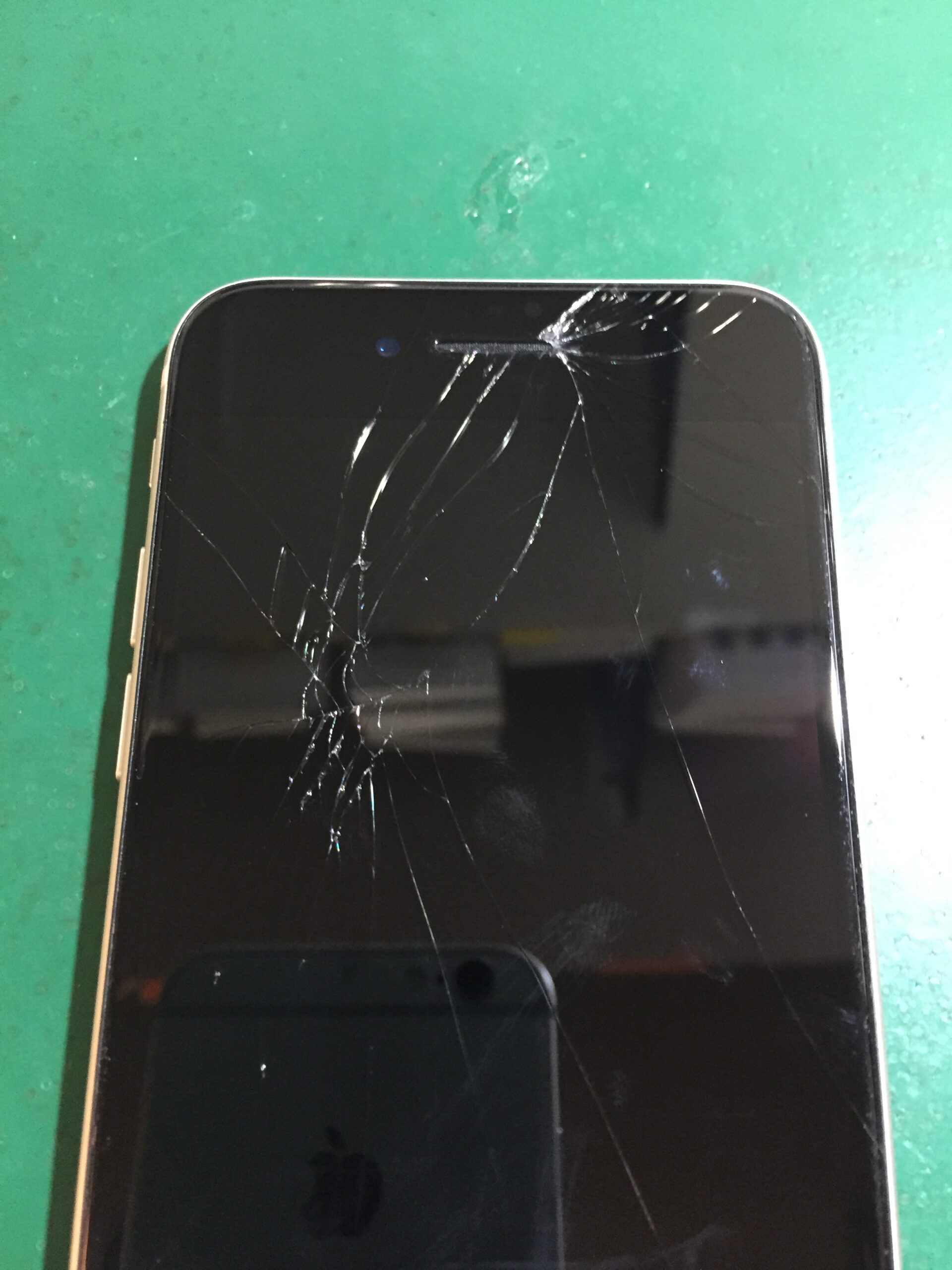 静岡店：iPhoneSE3 軽度画面割れを交換修理！！
