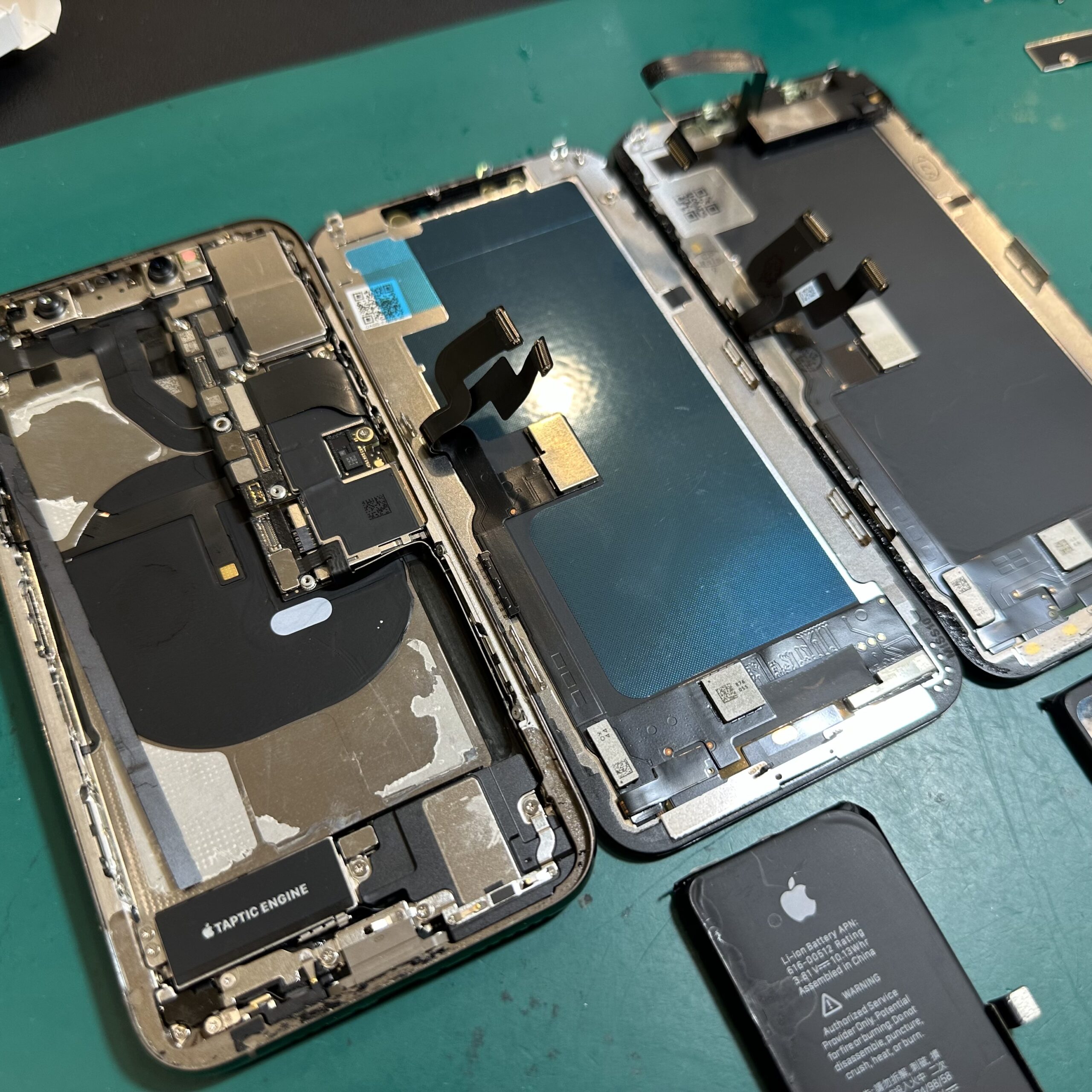 浦和店：iPhone Xsのバッテリー交換と重度画面割れ修理を実施！さいたま市緑区よりお越しのお客様