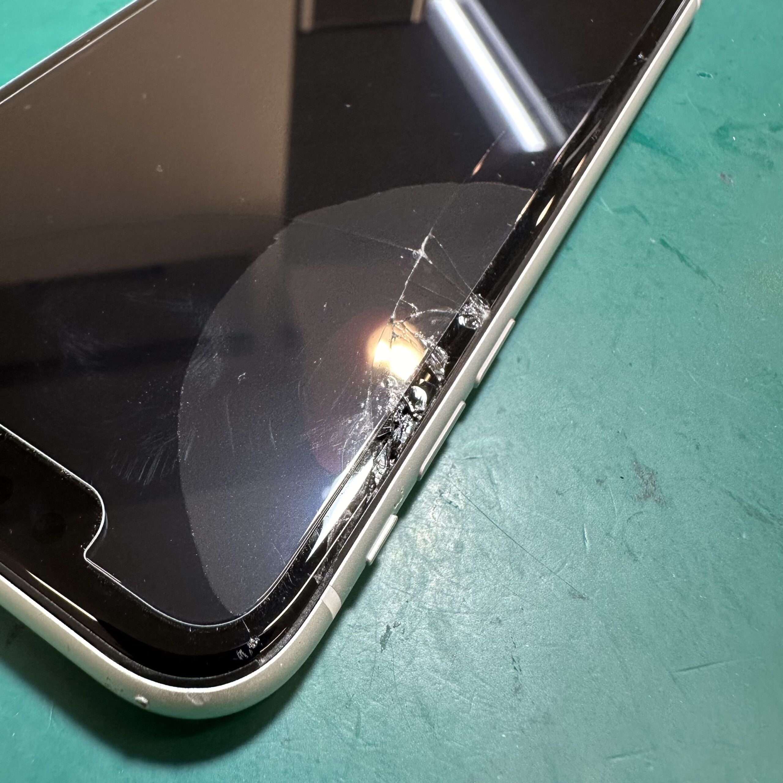 浦和店：iPhone XRの重度画面割れを修理！さいたま市緑区よりお越しのお客様