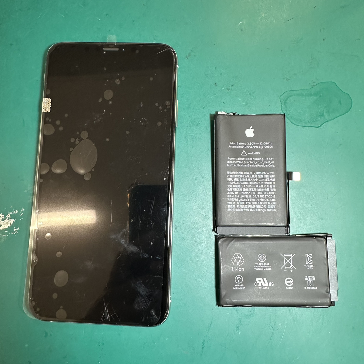浦和店：iPhoneXsMaxのバッテリーと画面を同時に交換！