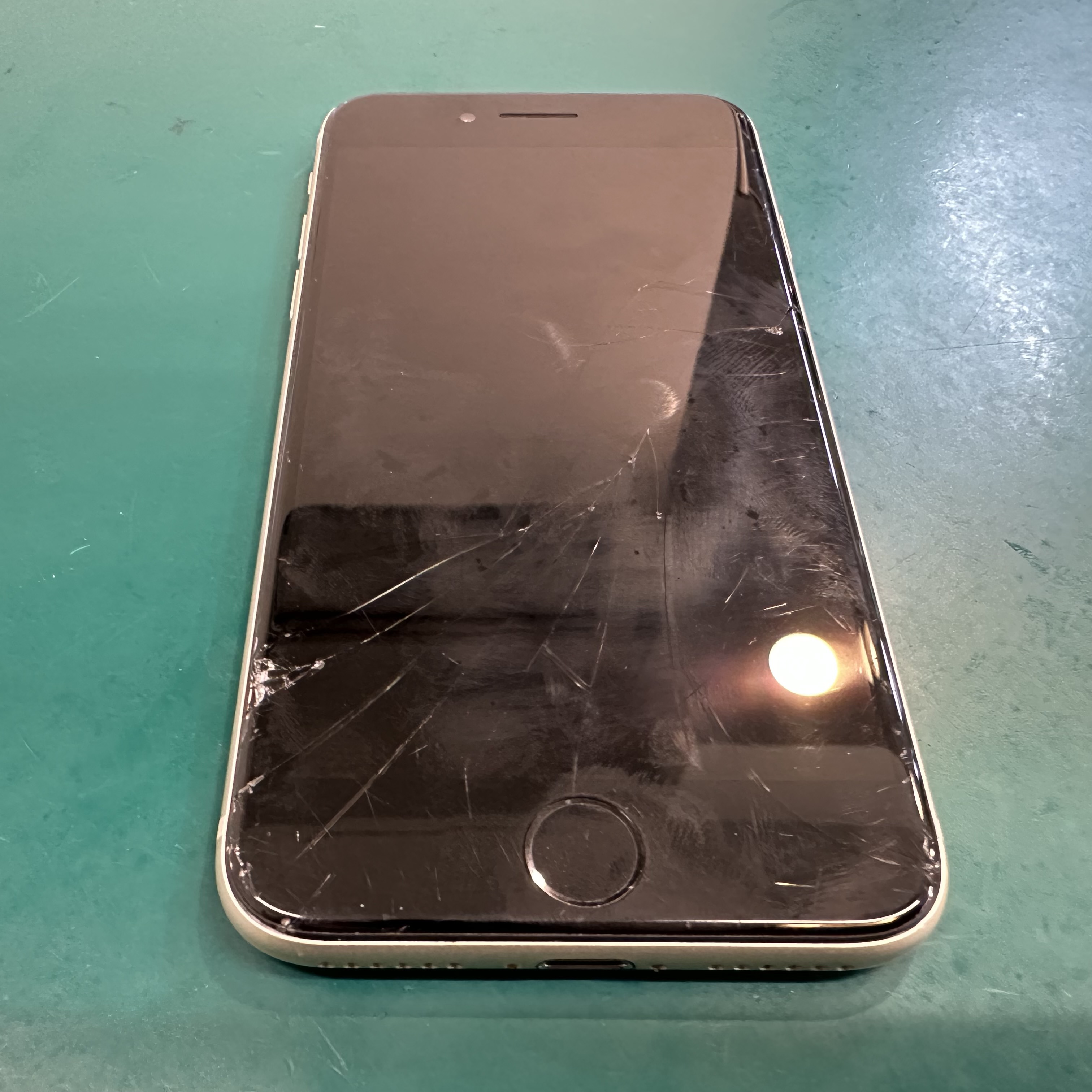 浦和店：iPhone SE 第3世代の軽度画面割れ修理を実施！さいたま市北区よりお越しのお客様