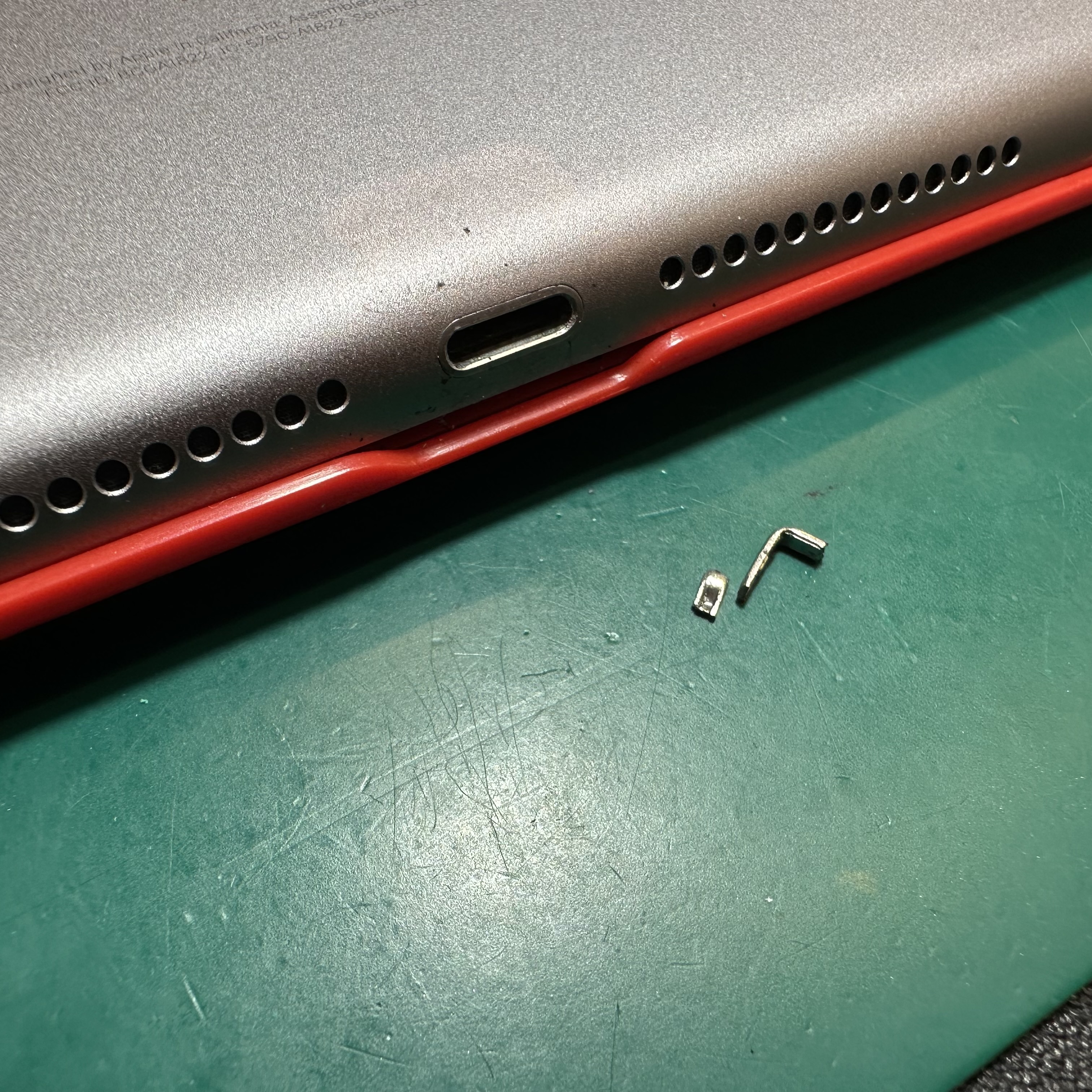 浦和店：iPad 第5世代のLightningコネクタ内部の異物を除去を実施！さいたま市南区よりお越しのお客様