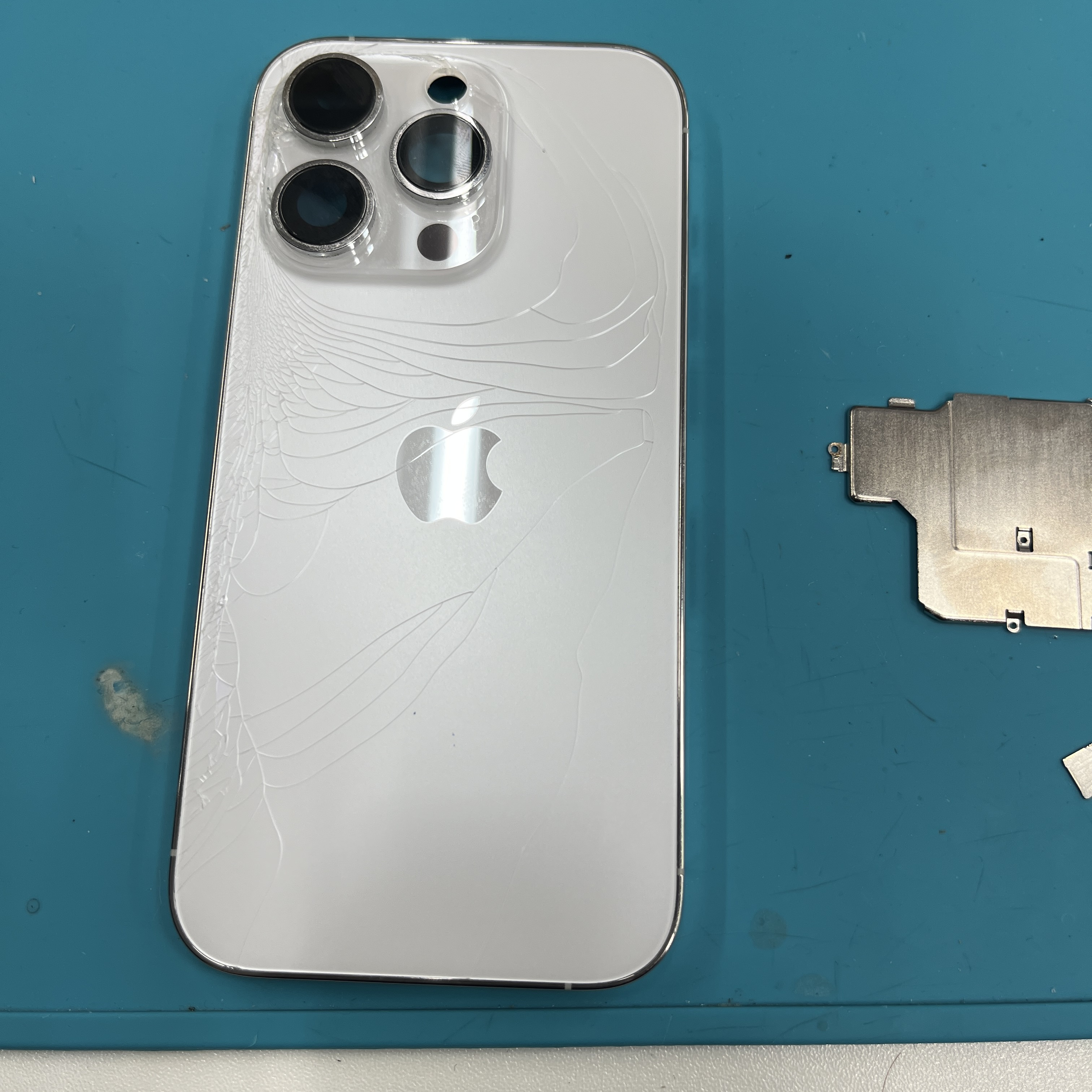 成東店：iPhone 14 Pro 背面パネル交換を27,280円で実施しました！