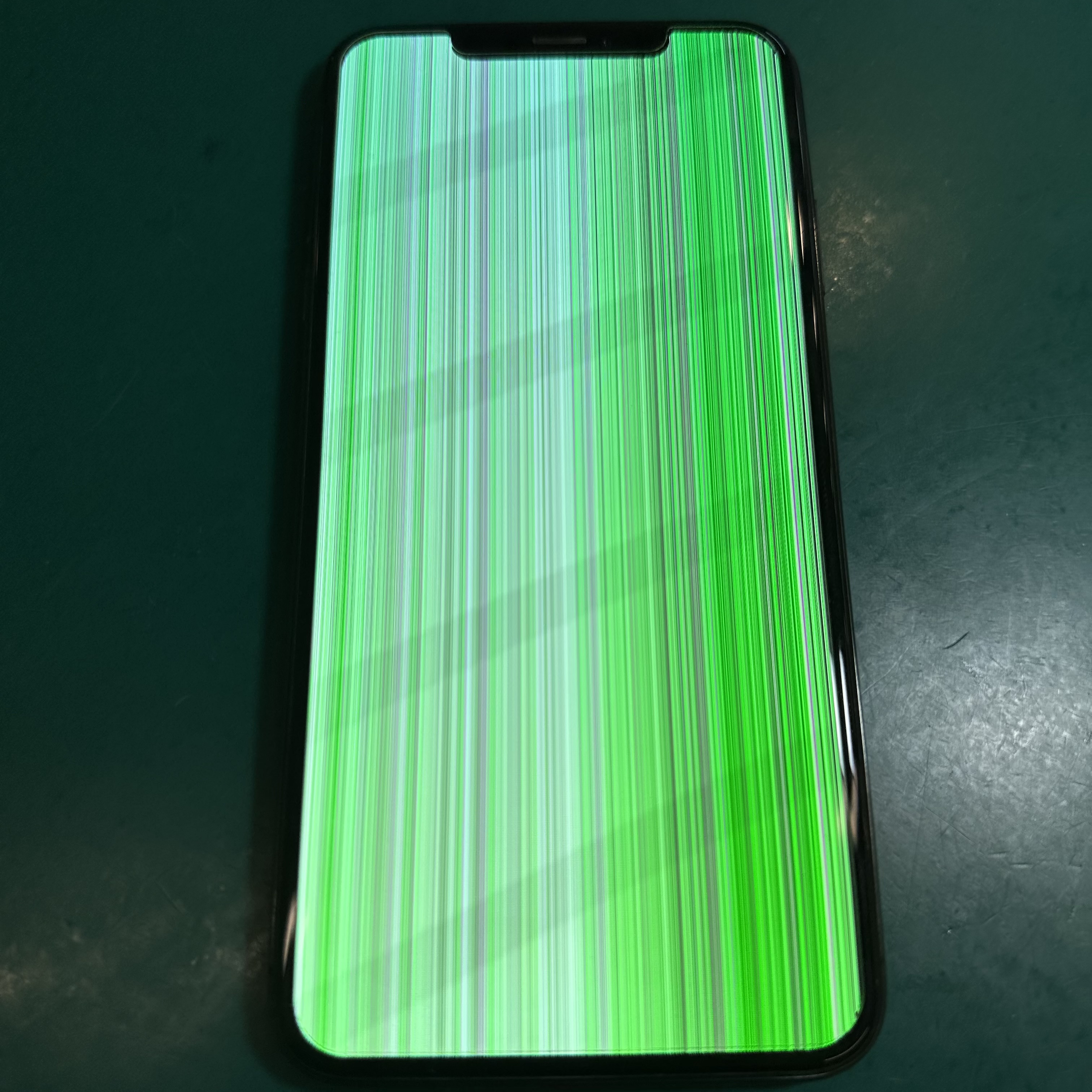 浦和店：iPhone Xs Maxの画面表示不良の修理を実施！さいたま市緑区よりお越しのお客様