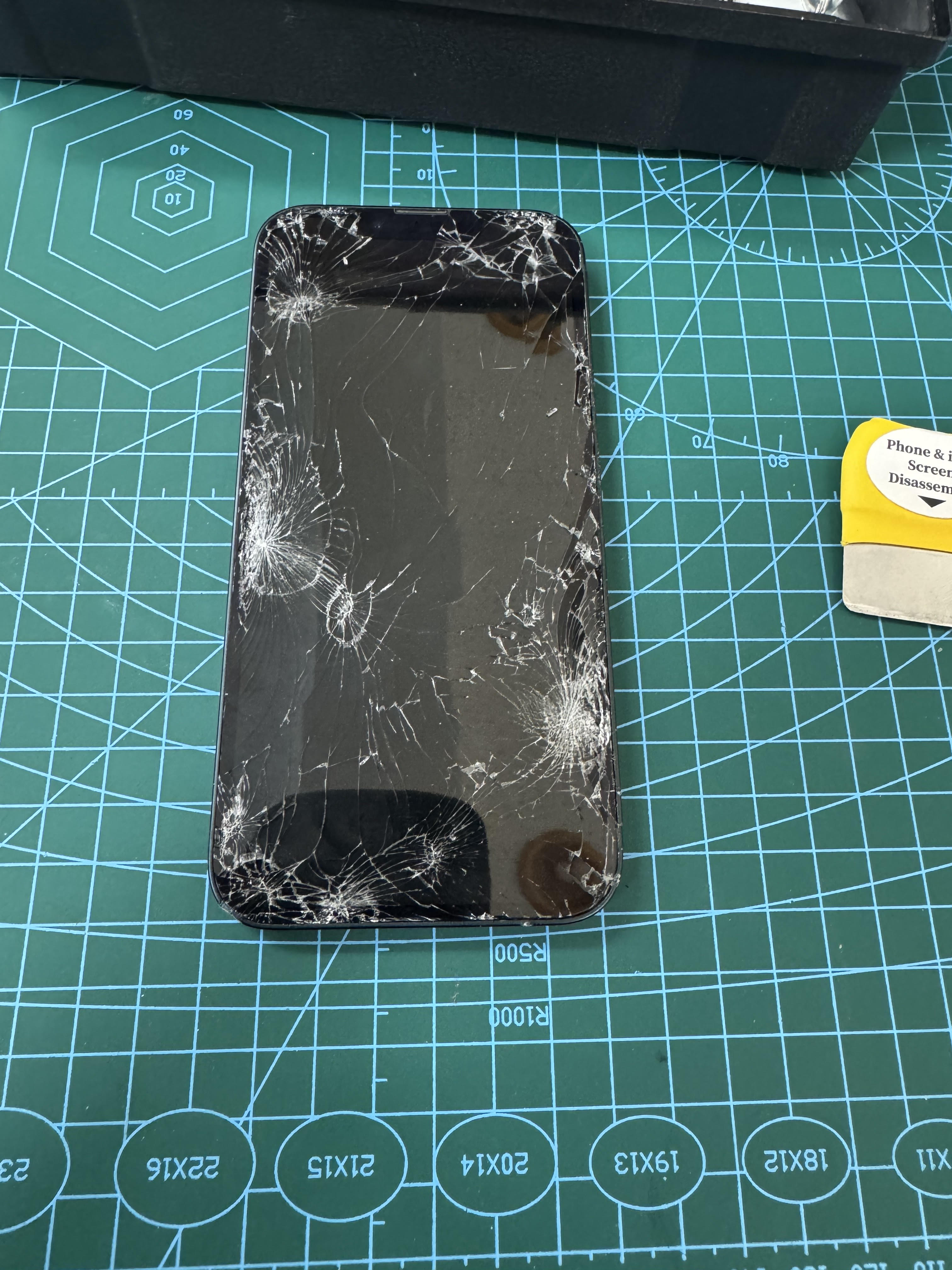 所沢店：iPhone13 フロントパネルとバッテリー交換修理を12,980円で実施しました！