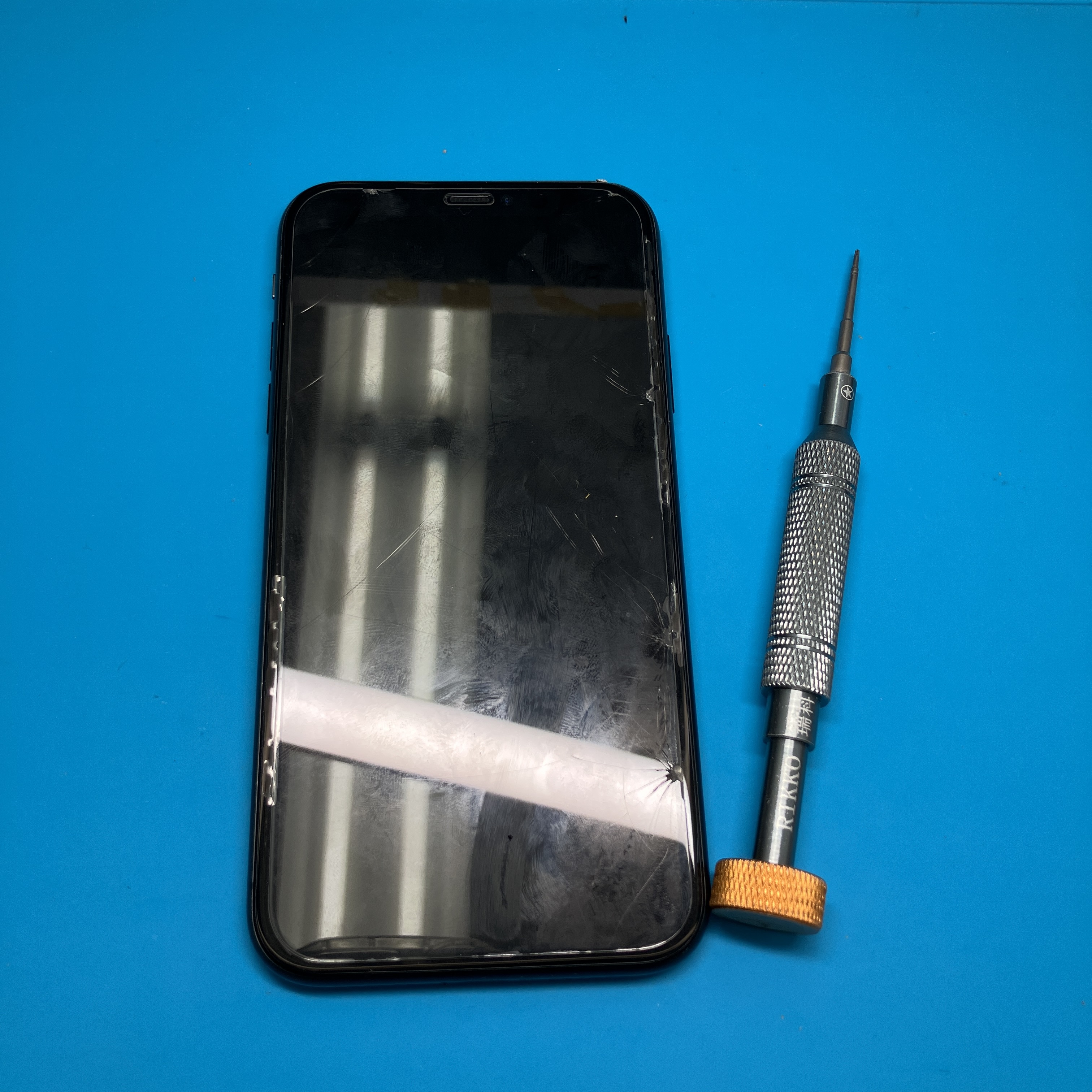 土浦店：iPhone 11 重度画面修理を8,580円で即日対応！