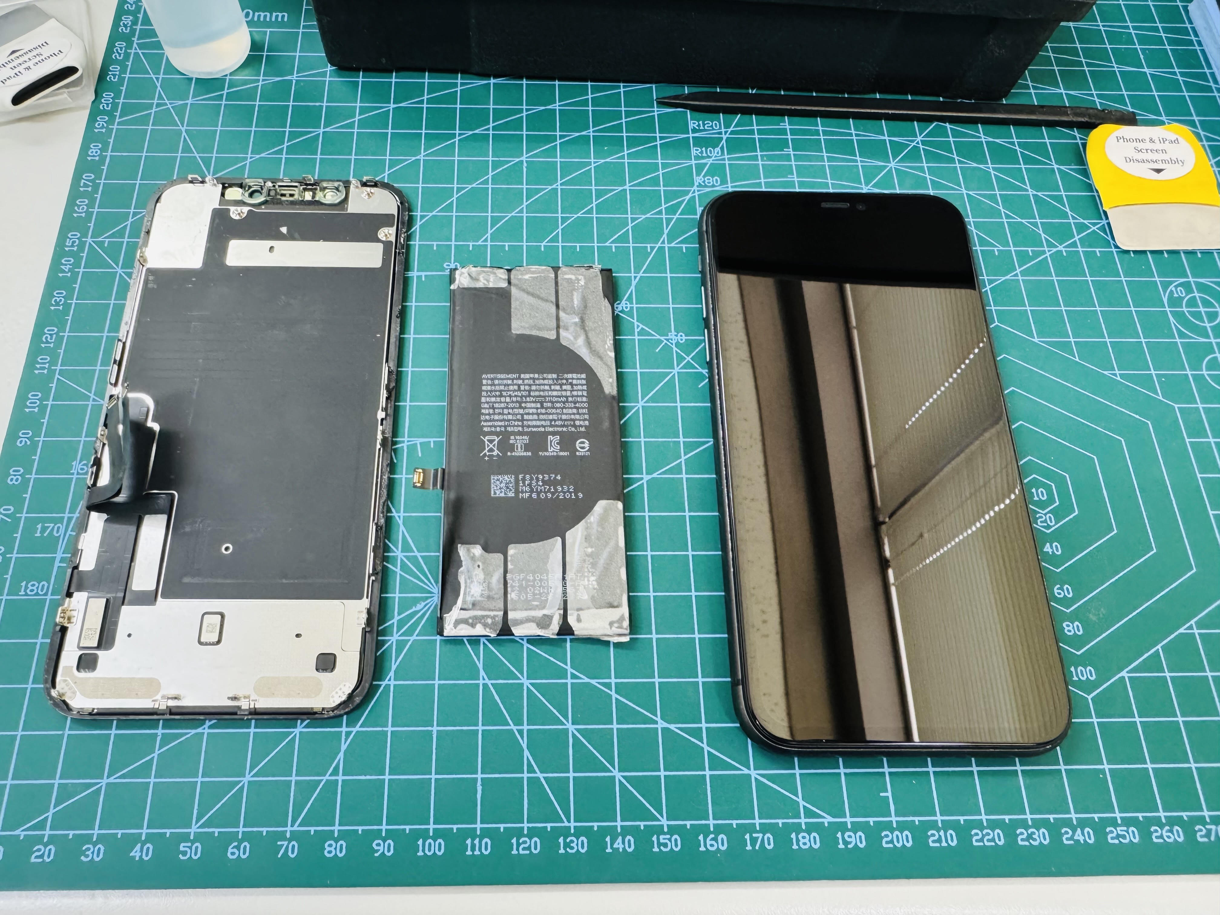 所沢店：iPhone11 フロントパネルとバッテリー交換修理を14,000円で実施しました！