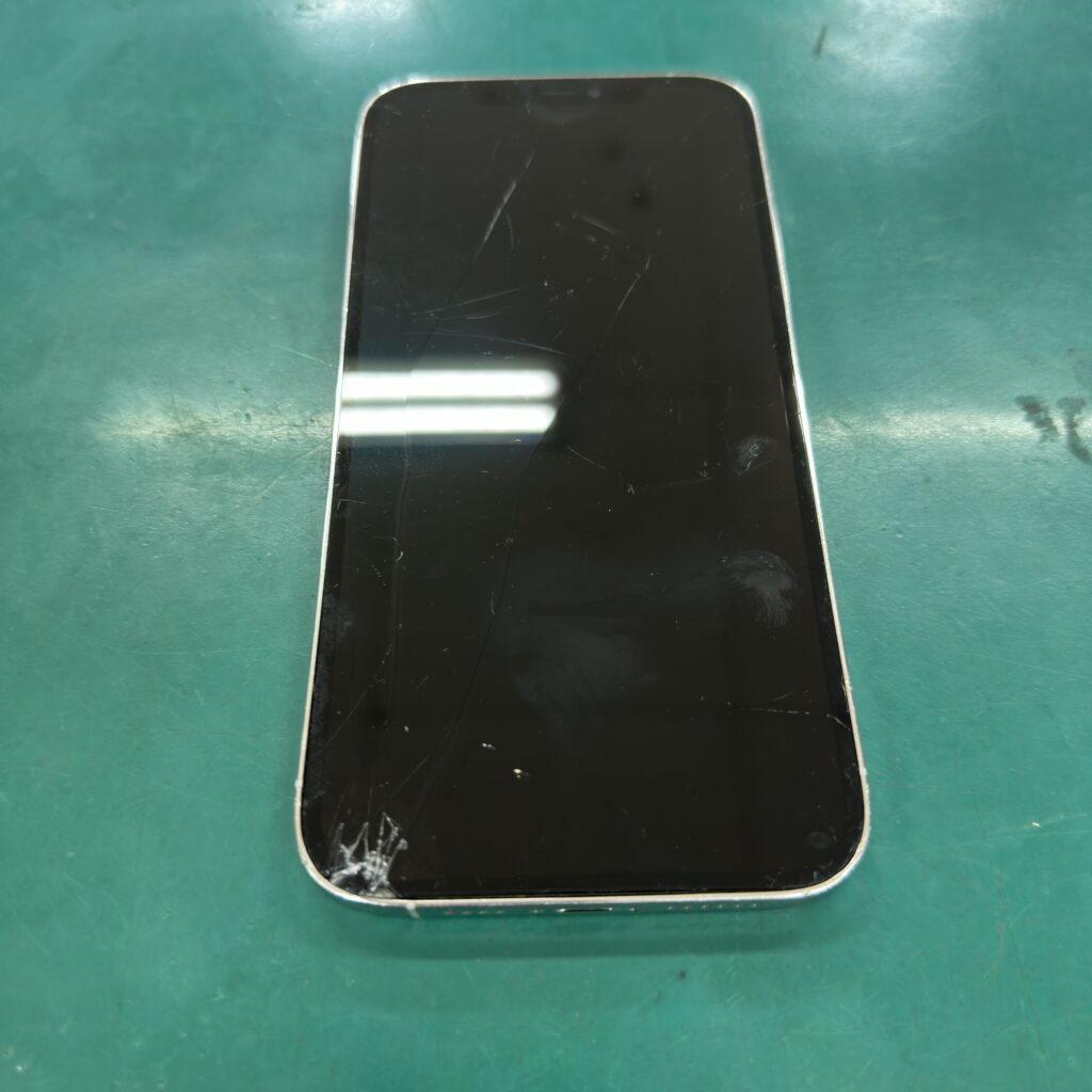 iPhone 12 Pro Max 重度画面割れ 重度画面割れ修理 液漏れ 線