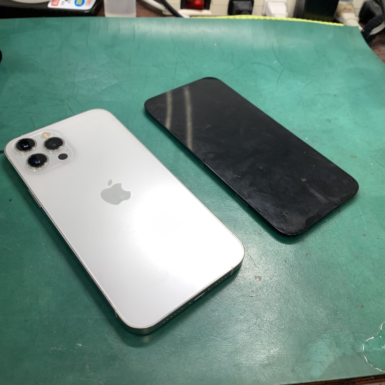 松戸店 iPhone 12 Pro Maxの重度液晶修理を11,880円で実施しました！即日対応可能！