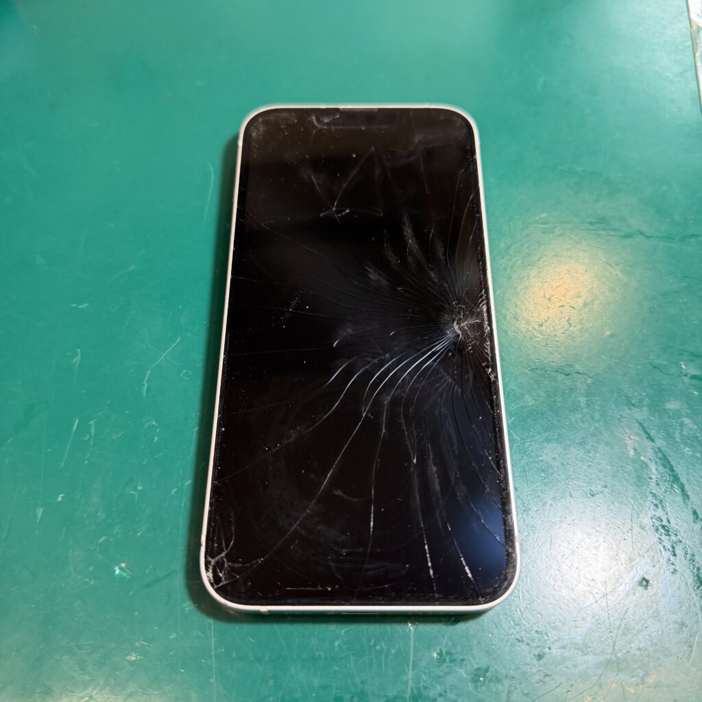 iPhone 12 64GB 本体 画面割れあり 浦和店】iPhone 12の画面ガラス割れを修理｜ディスプレイ交換6,380円