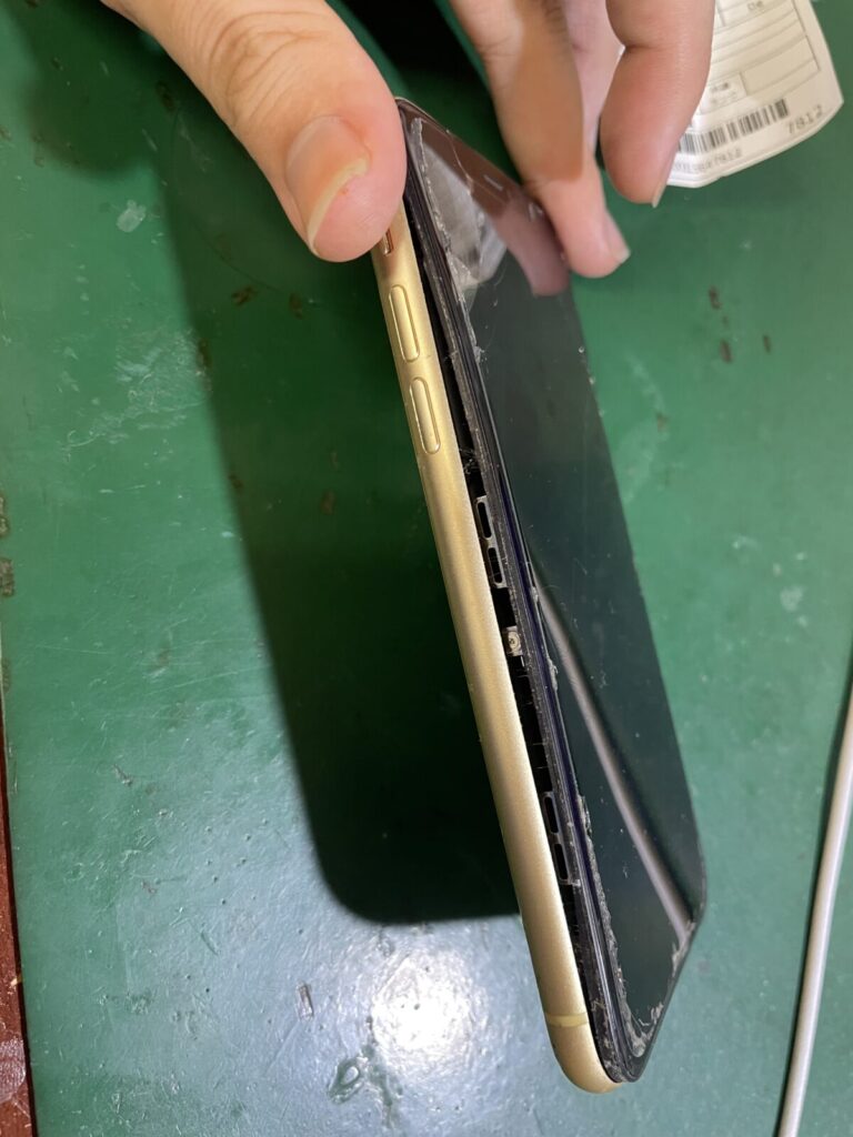【静岡店】バッテリー膨張で電源がつかないiPhone 11を修理