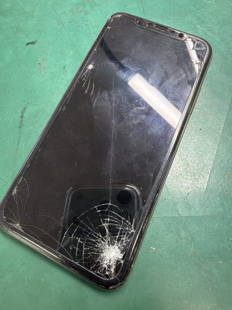 【松戸店】画面が割れてタッチ不能になったiPhone XSの画面交換事例