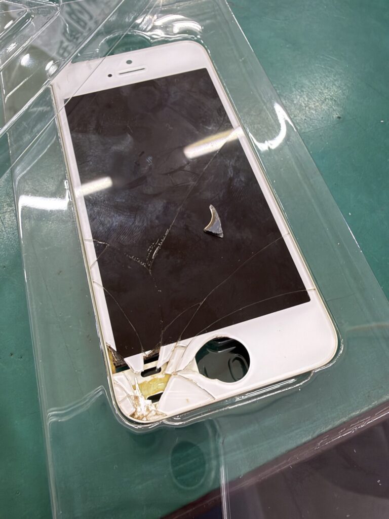 【蓮田店】画面割れのiPhone SE(第1世代)を画面交換で修理！
